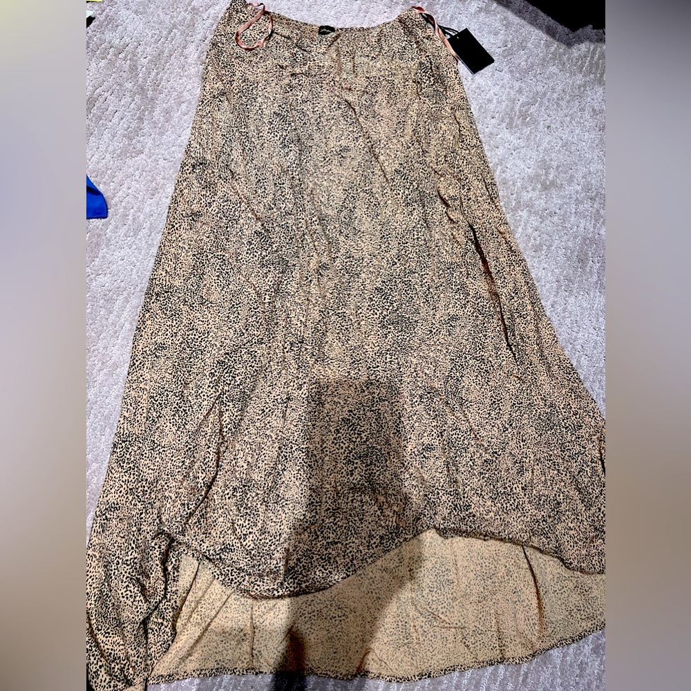 Stretchy flowy waist skirt perfect with black tank top and jean jacket